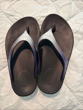 OOFOS Black Flip Flops with Iridescent Blue-Purple Straps